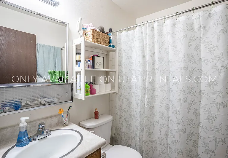 141 N Center St — Photo 11