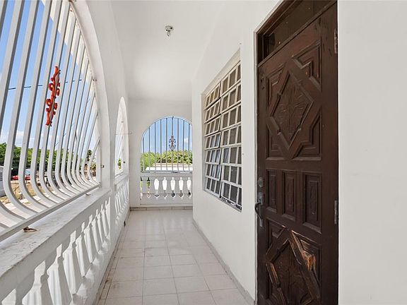 3rd image of 638 CALLE B COM. SERRANO