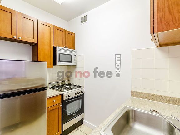 4th image of 444 Manhattan Ave APT 6B