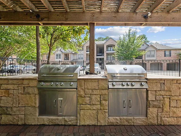 Raveneaux Apartments Grills in Houston