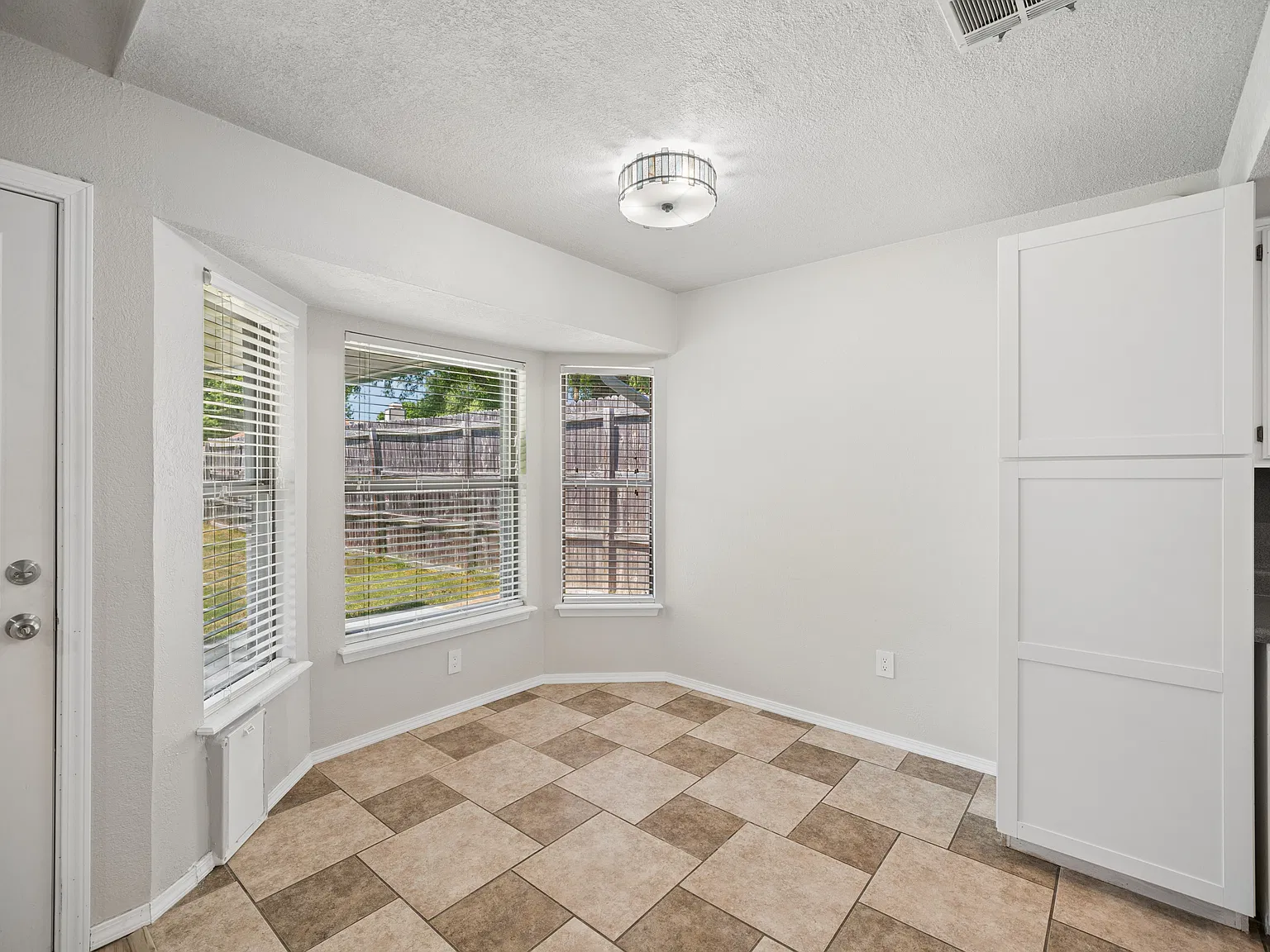3 bed, 1328 sqft, $1,850 — Photo 4