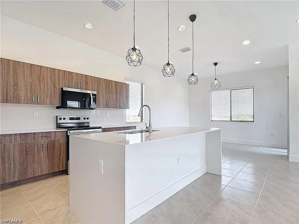 3 bed, 2.5 bath, 1924 sqft, $2,350 — Photo 2