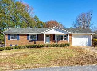 2 Vicksburg Dr, Greenville, SC 29617