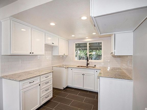 4th image of 4940 McGlashan St
