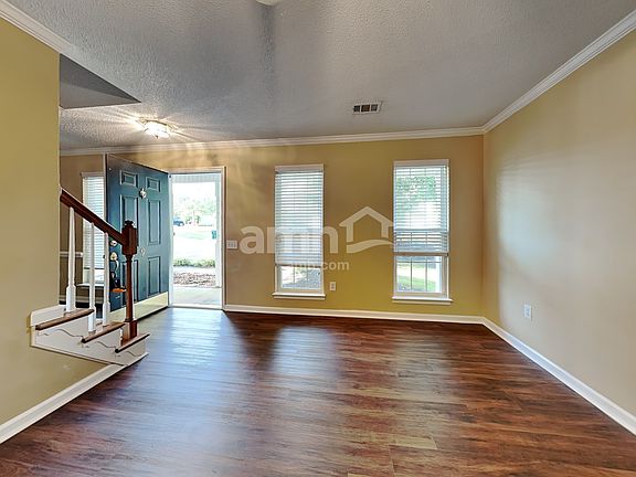 3rd image of 9 Hazeltine Ct