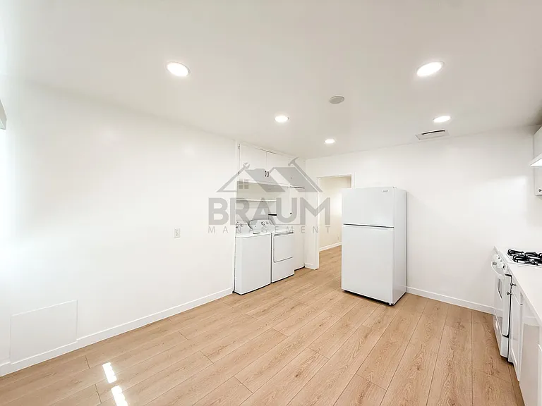 15550 Vanowen St — Photo 8