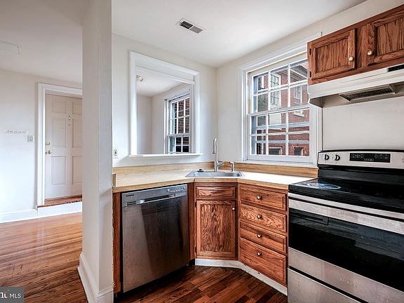 4th image of 704 S Washington Sq APT 3R