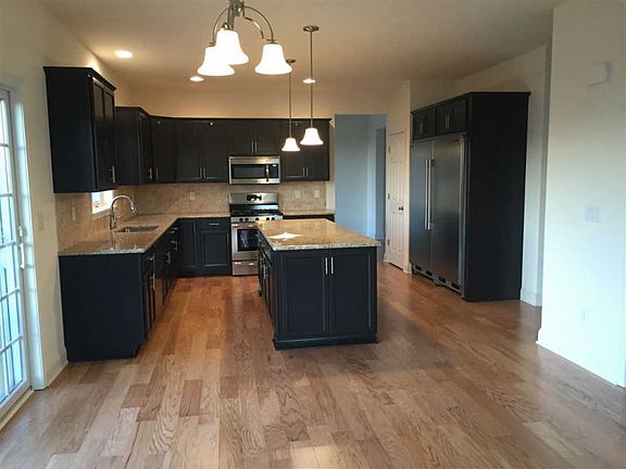 5th image of 45 Howland Park Dr