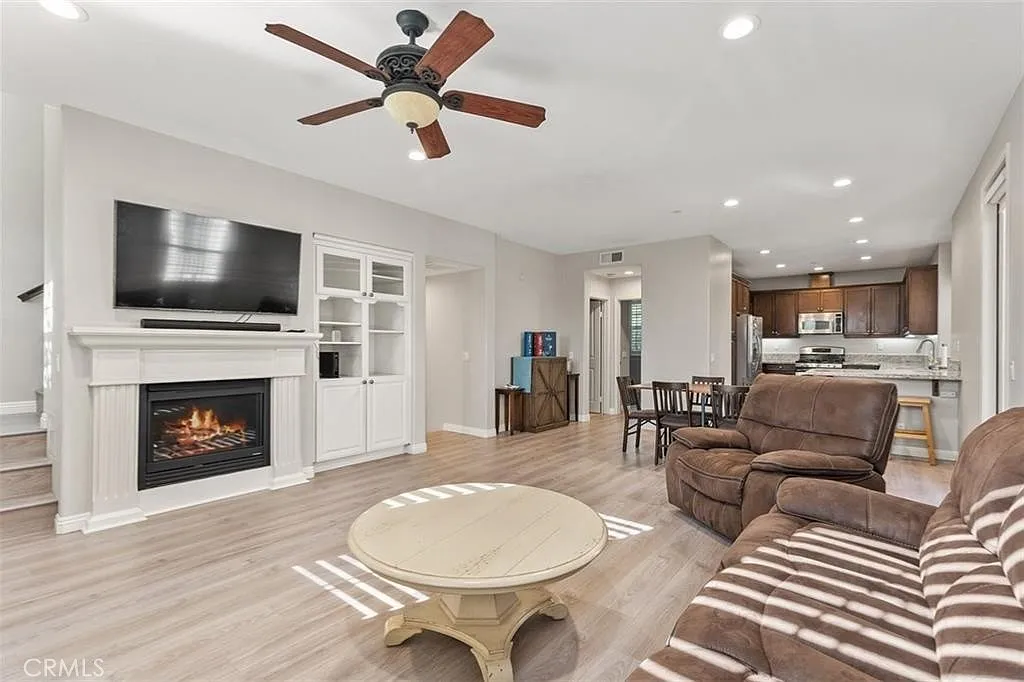 3 bed, 1827 sqft, $4,300 — Photo 4