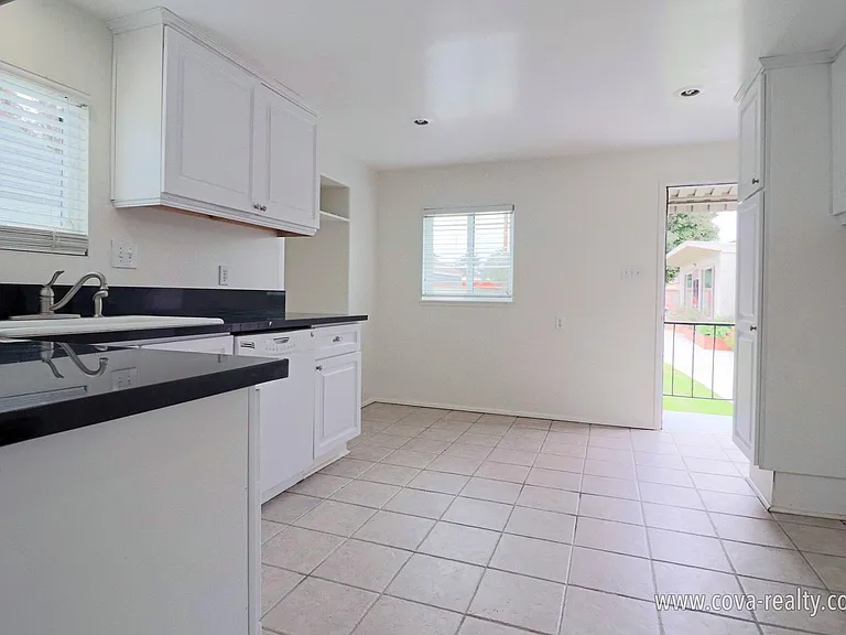 625 Palm Dr — Photo 2