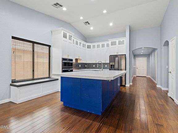 4th image of 10618 W WINDSOR Avenue