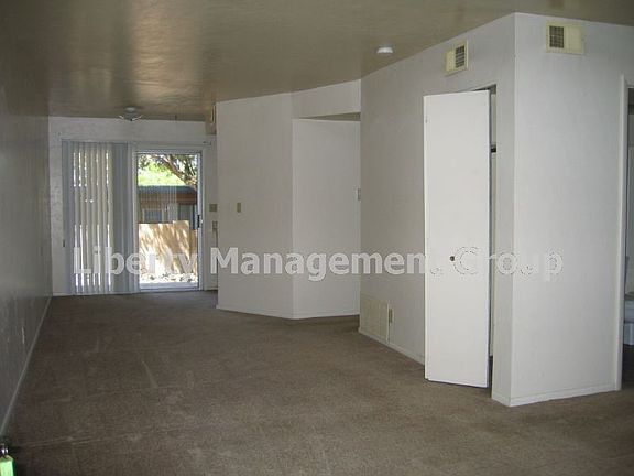 living room/dining area
