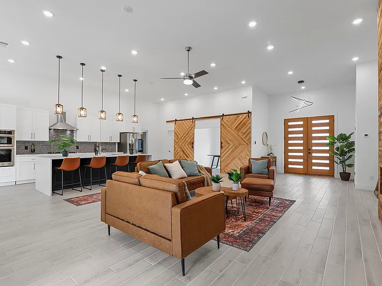 4013 Legend Trl — Photo 5