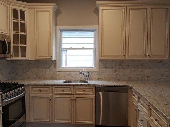Kitchen with Tall Soft-Close Cabinets, Granite Countertops & Stainless Steel Appliances