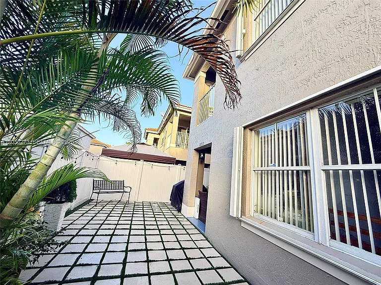 12659 SW 54th Ct #12659 — Photo 3