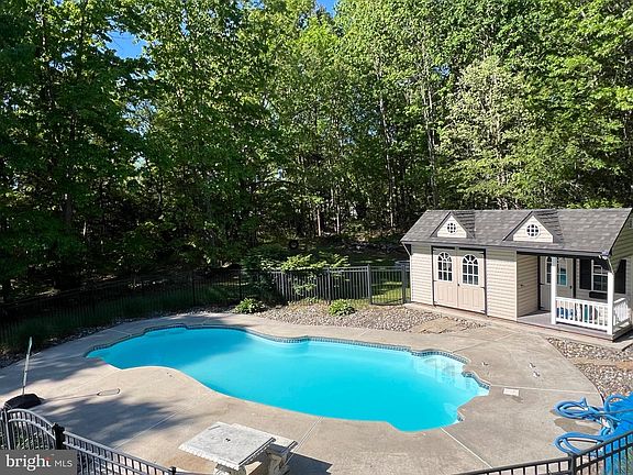 3rd image of 525 Lantern Way