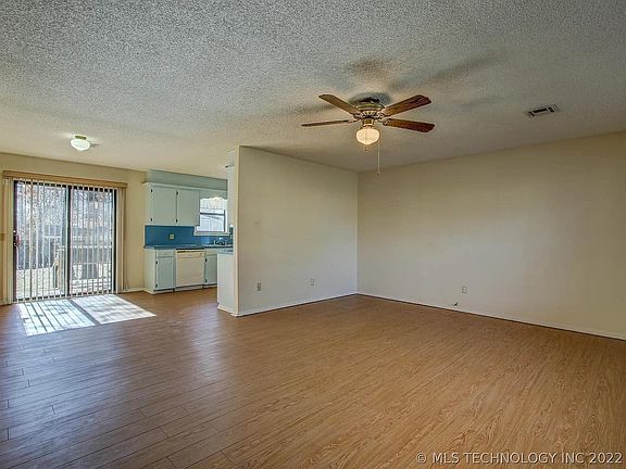 3rd image of 302 Dogwood Dr