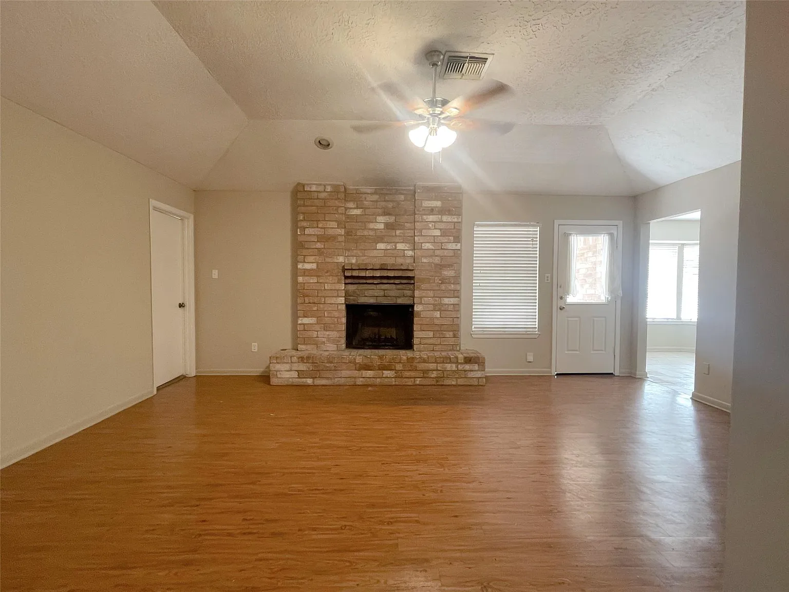 3 bed, 2.0 bath, 1551 sqft, $1,975 — Photo 4