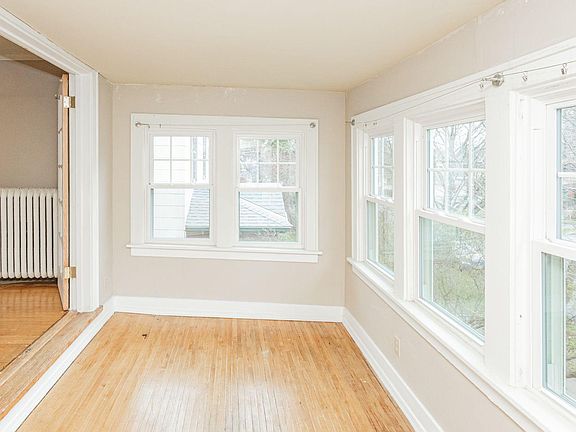 4th image of 1673 Van Buren Ave Unit 2