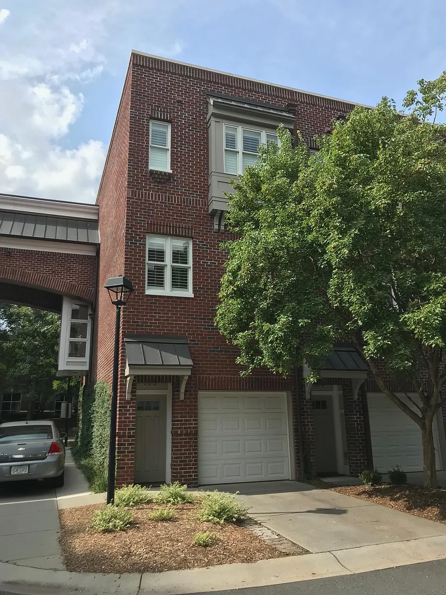 Building Photo - 100 N Laurel Ave #105