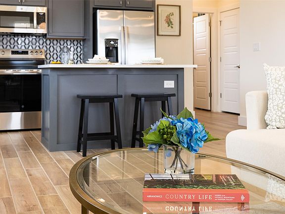 4th image of 802 W Creek St #100