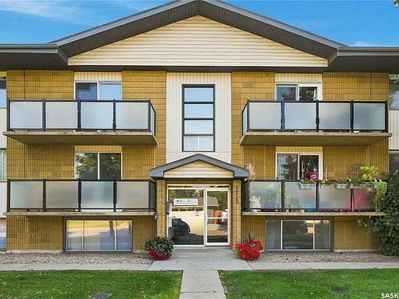 3rd image of UNIT 2-111 St Lawrence CRESCENT
