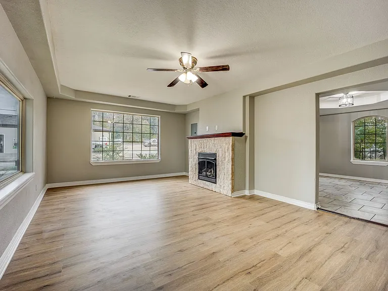 1920 Houston St — Photo 1