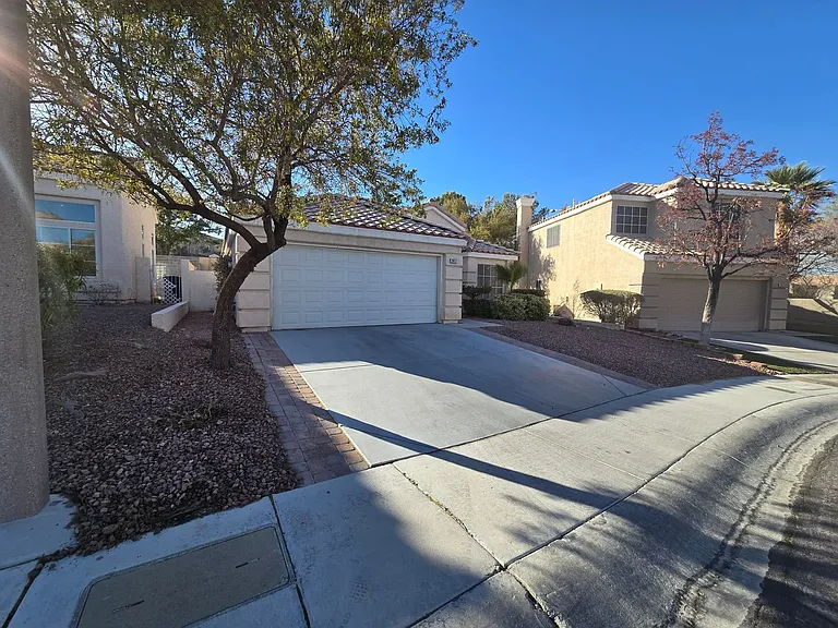 2417 Bloomington Dr — Photo 2