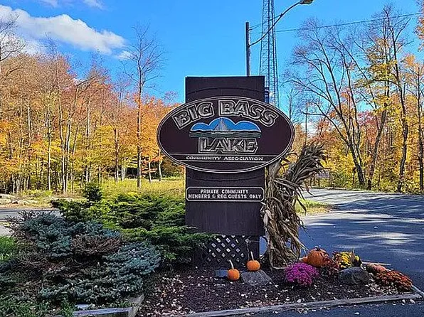 1882 Fawn Ct, Clifton, PA 18424