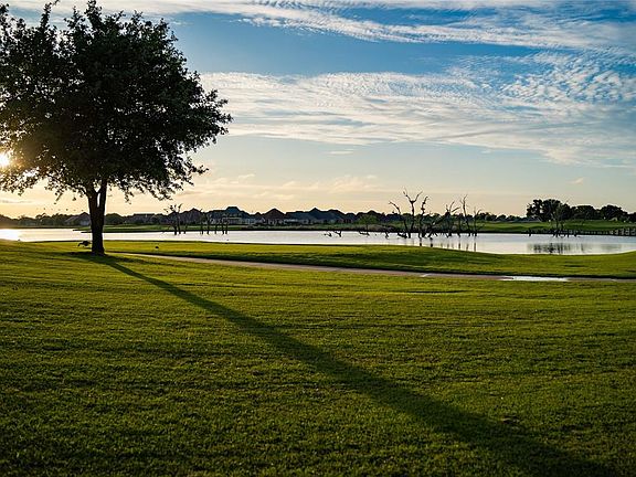 4th image of 2701 Waters Edge Dr