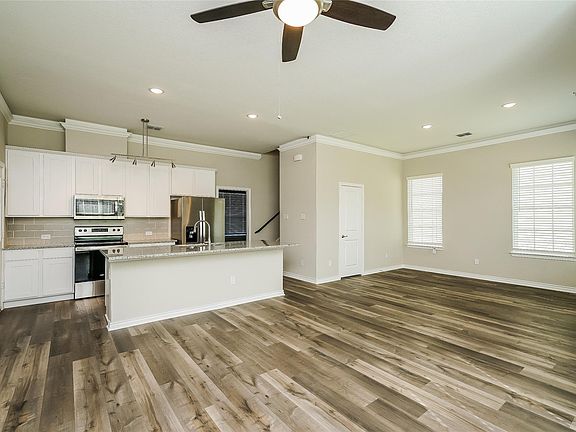 3rd image of 2417 Aurora Ln