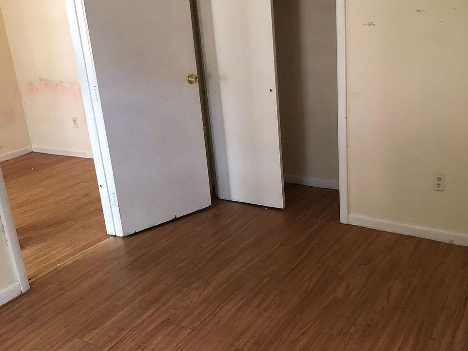 2nd image of 122 Lincoln St #2