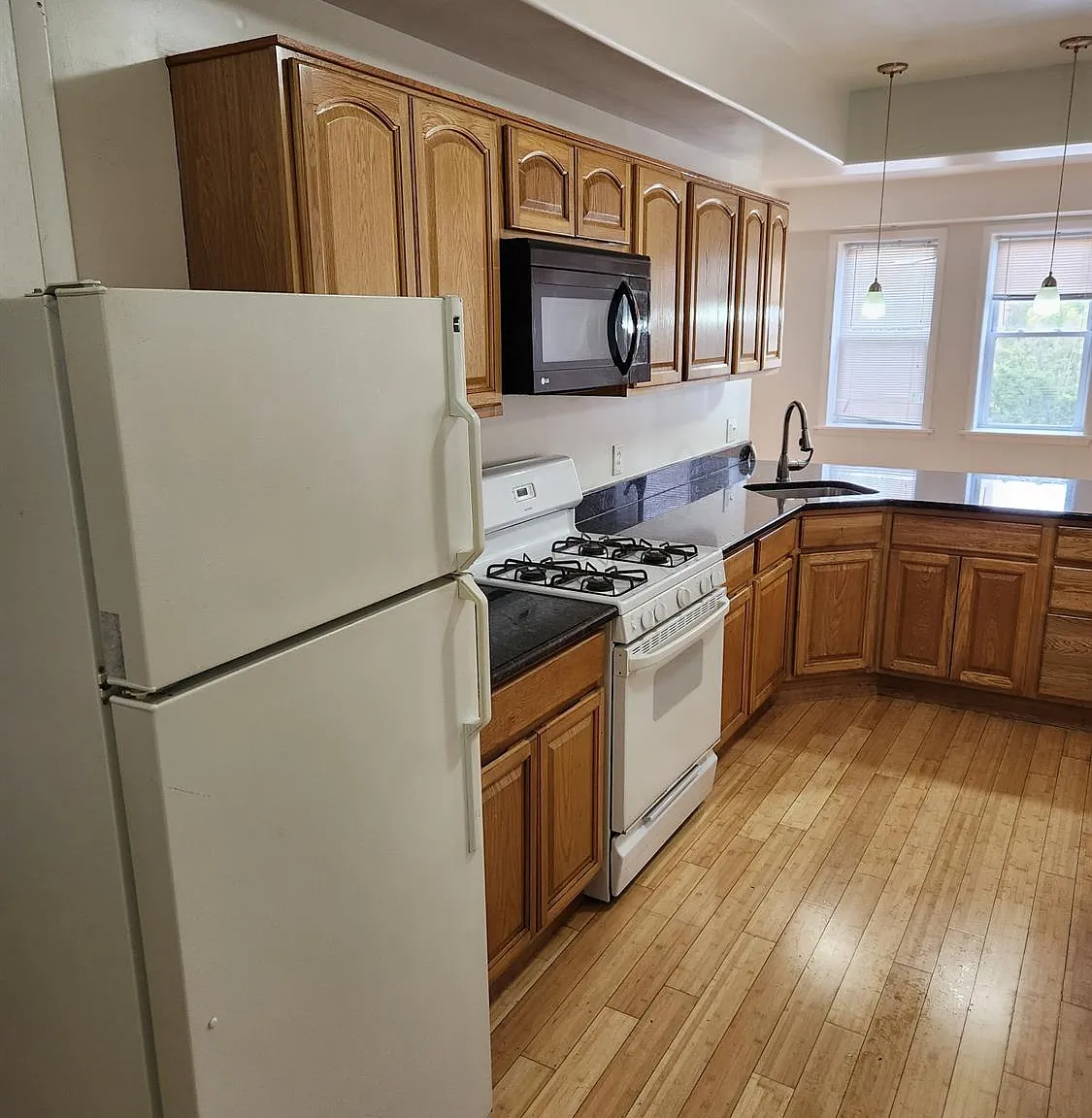 2 bed, 1.5 bath, $1,900 — Photo 3