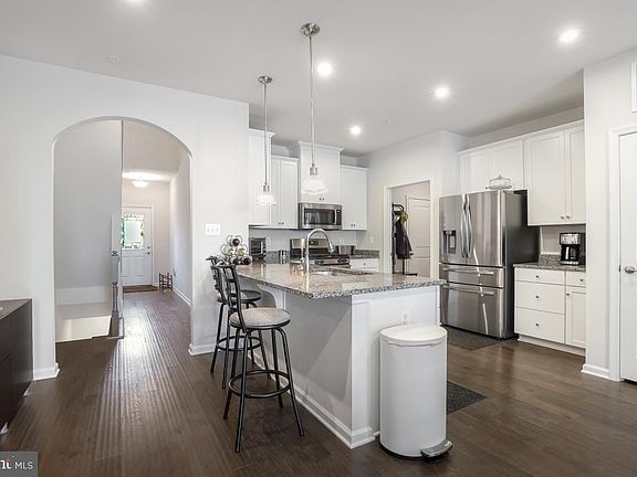 4th image of 419 Zeman Dr