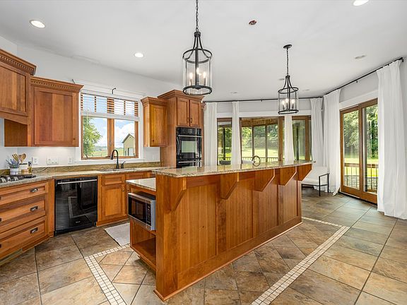 5th image of 220 Solstice Springs Ln