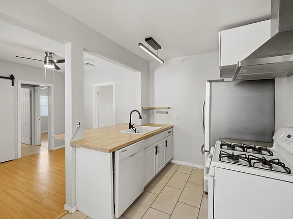 3rd image of 10412 Eldora Ave