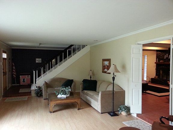 2nd image of 50 Knoll Cir