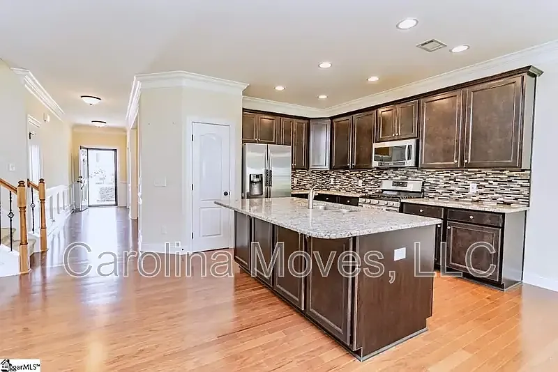 5 bed, 3.0 bath, 3253 sqft, $2,995 — Photo 4