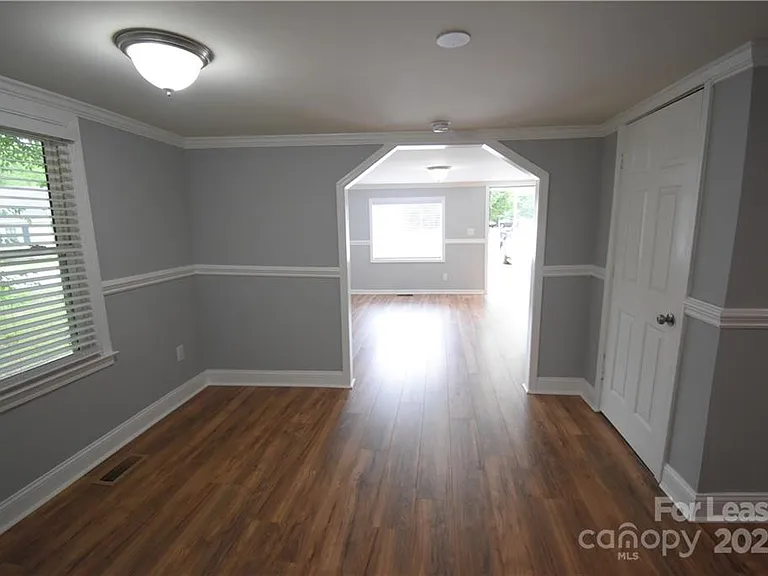 1077 Henderson St — Photo 20