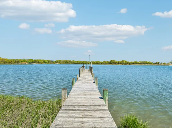 https://photos.zillowstatic.com/fp/b87f202dad320660a0bc56bad9f82388-p_e.webp