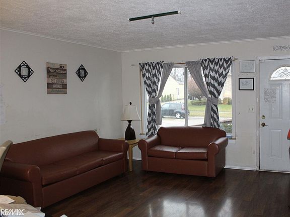 4th image of 42359 Greenbrier Ln