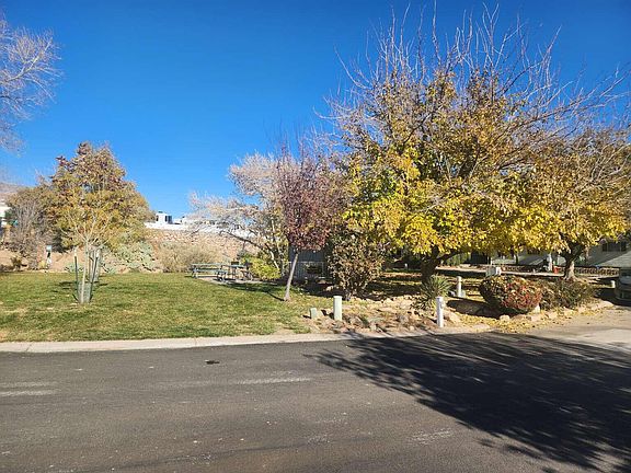3rd image of 44 Cottonwood Ln