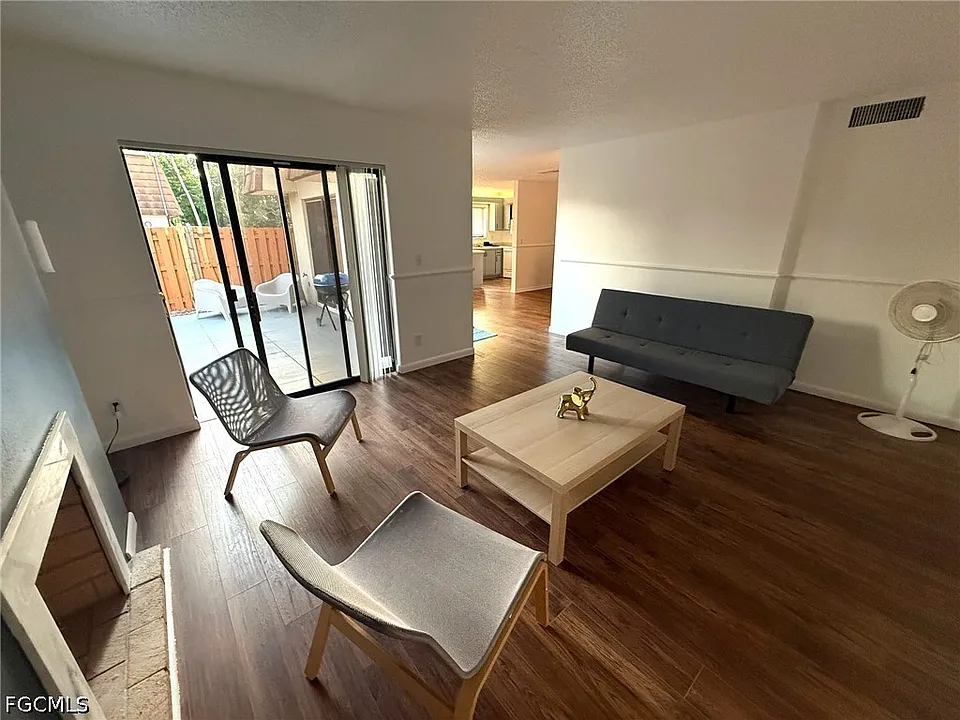 1406 Park Shore Cir #3