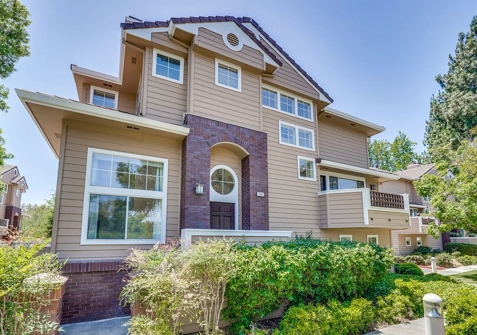 Excellent And Spacious Home - 3br 2.5 Ba - This Is A Must See — Photo 2