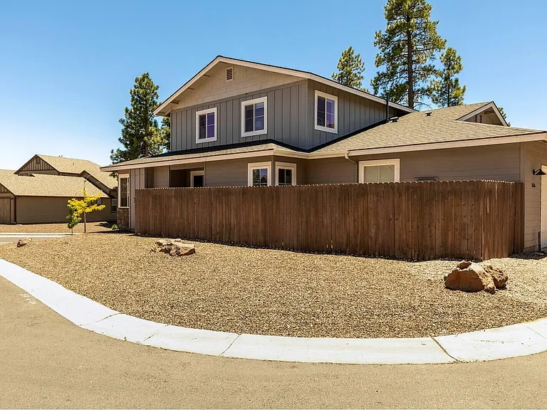 2556 W Clement Cir — Photo 37
