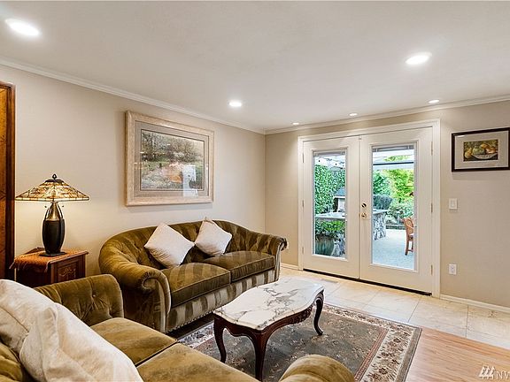 Sitting room/Living room w/access to outdoor living area