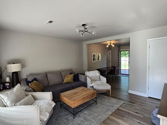 5th image of 1108 Royal Dr