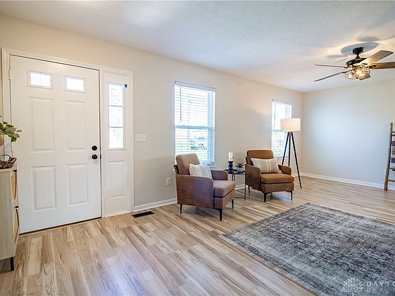 5th image of 375 Woodsdale Dr