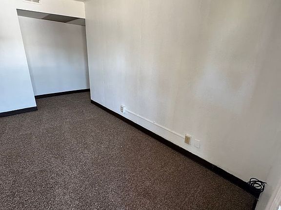 2nd image of 802-806 SE Queen Ave #804