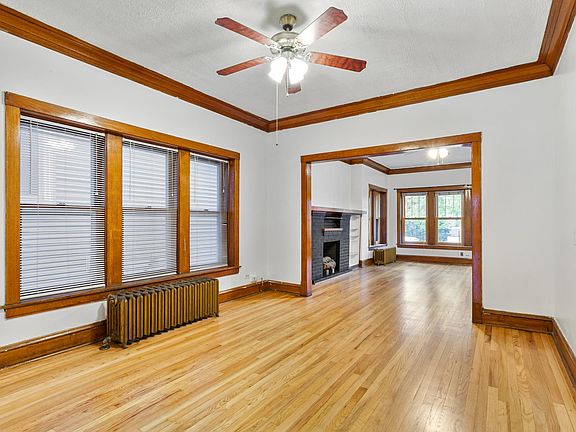 4th image of 3029 N Troy St #1